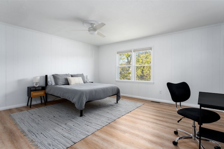 Cama tamaño queen con cómodo colchón de espuma y espacio de trabajo privado