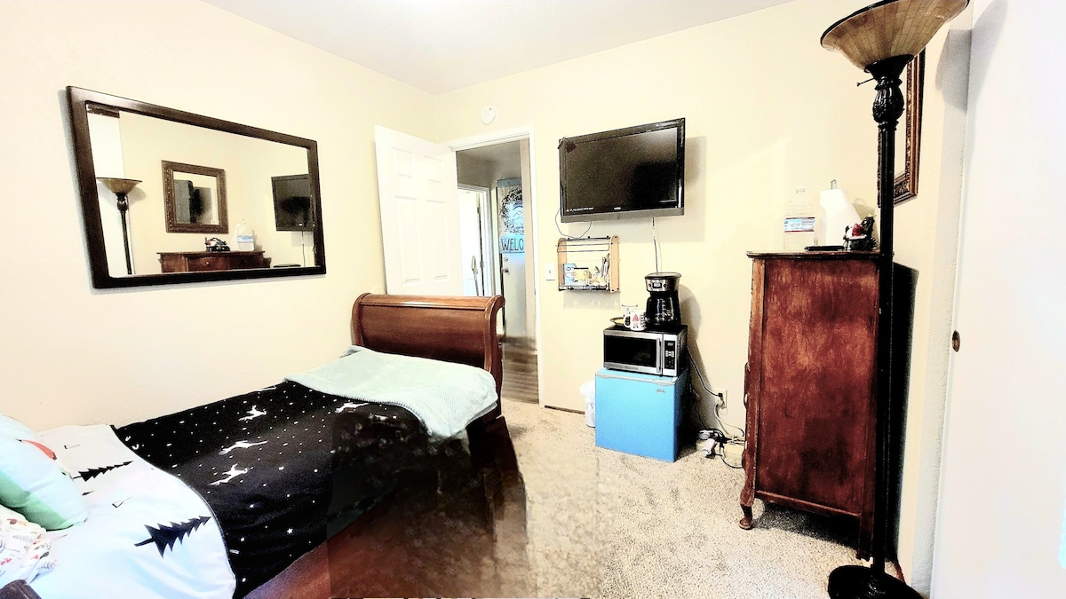 Adustable Sleep Number twin sleigh bed (เตียงแฝดหลังที่ 2 ดึงออกมาจากด้านล่างได้อย่างสะดวกสามารถยกขึ้นและวางเคียงข้างกันได้)
-32 "ทีวีพร้อมสลิงเน็ตฟลิกซ์ Apple + และอีกมากมาย
- ตู้เย็นขนาดเล็กไมโครเวฟและเครื่องชงกาแฟแบบดริปพอร์ตชาร์จ USB