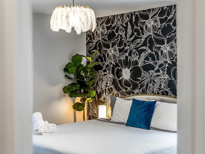 两间私人主套房之一，配备特大双人床和套内全功能卫生间。 