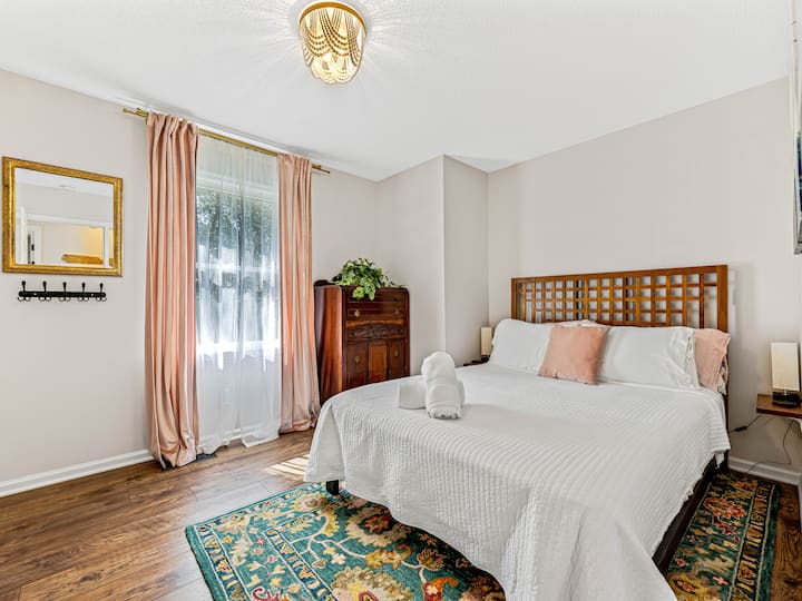 在四间宽敞迷人的卧室中享受舒适的睡眠，配有一张标准双人床。 