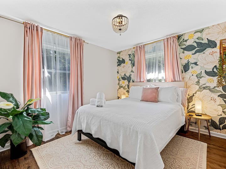 每张床旁边都有台灯和手机充电器，方便您使用，还有这张舒适的标准双人床。 