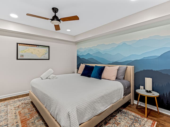 第二间主套房配有套房浴室和舒适的加大双人床，还有另一间宁静的睡眠！