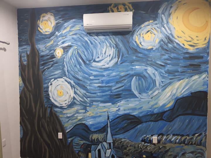 Peinture murale de la nuit étoilée, réplique de l'œuvre du peintre pos impressionniste néerlandais, Vincent Willem van Gogh. 