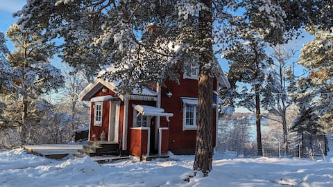 Cozy little house, lake view and forest plot, Värmdö