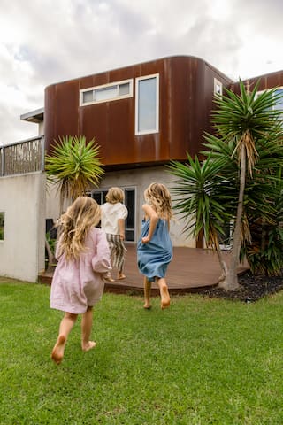 Cooinda – sweeping ocean views, walk to beach gallery image 3