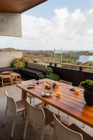 Cooinda – sweeping ocean views, walk to beach gallery image 4