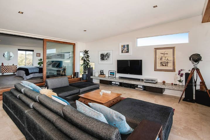 Cooinda – sweeping ocean views, walk to beach gallery image 2