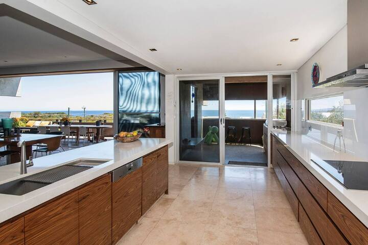 Cooinda – sweeping ocean views, walk to beach gallery image 5