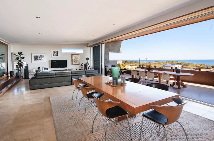 Cooinda – sweeping ocean views, walk to beach