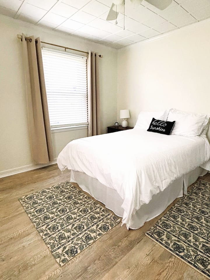 غرفة النوم الثالثة - تحتوي على سرير كامل الحجم وتلفزيون ذكي وخزانة ومكتب وكرسي. 