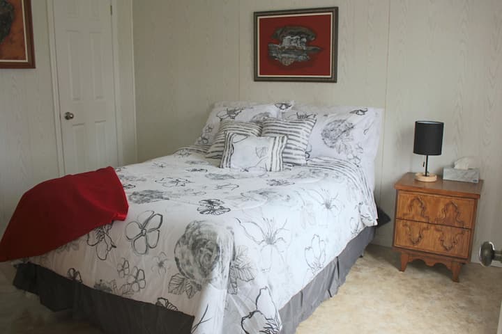 Dormitorio con cama doble.