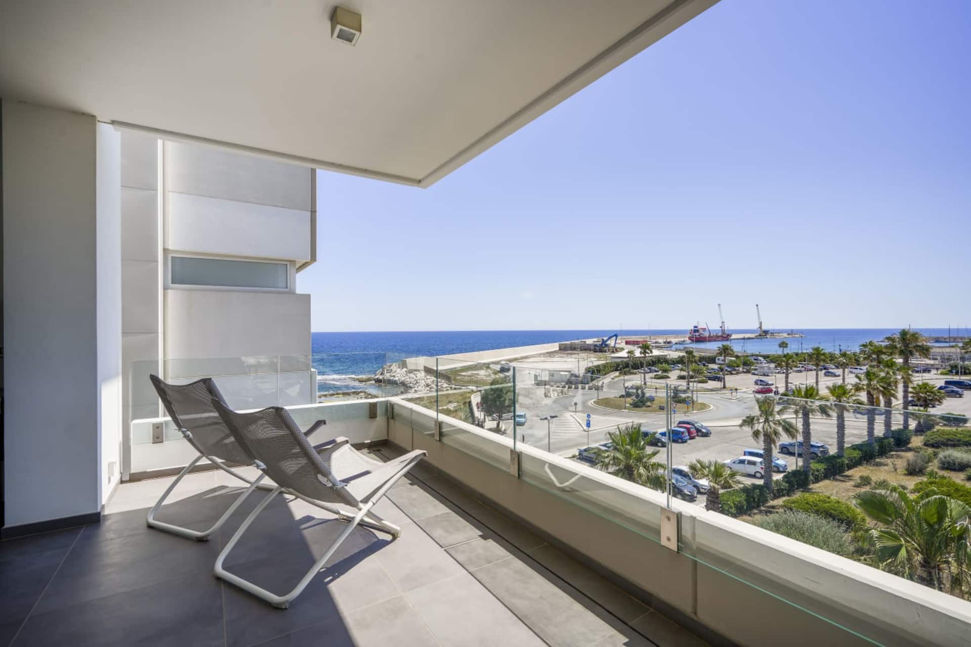 Sunrise luxury apartament ocean view.