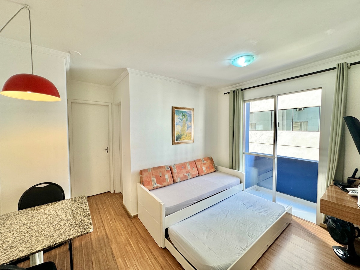 Salotto integrato con la cucina.
TV terrestre.
Citofono.
Macchina del caffè.
Filtro D'Água.
Ventilador.