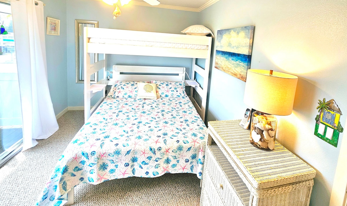 Očaruje druhú spálňu s vlastným balkónom na terase, závesmi blokujúcimi svetla, novou manželskou posteľou Queen a poschodovou posteľou s oddelenými posteľami (vek 6 a viac rokov) nad ňou. Dve nočné police so svetlami na čítanie prinášajú pohodlie. Skriňa ohraničuje hračku, detskú bránu.  