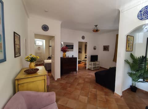 Successful Airbnb property: Port /Place Garibaldi / Old Nice/ 3 Queen Beds in Garibaldi