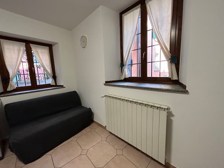 Диван, който се превръща във френско легло (широк 140 см), малко по - тесен от двойно легло