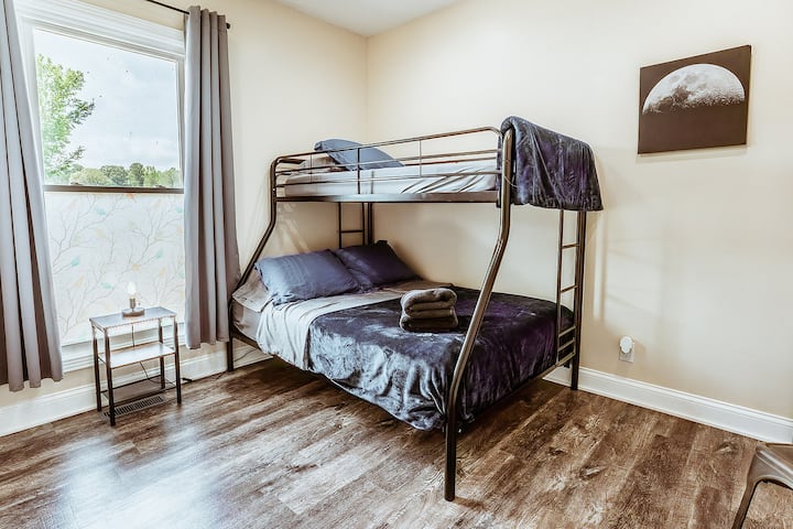 BUNK BED ROOM (FULL ON BOTTOM)