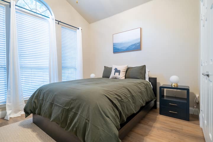 Kitanda cha ukubwa wa kifalme, kiti cha kusomea na kabati kubwa la nguo