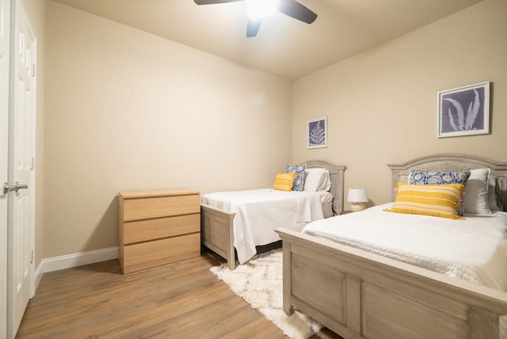 Vitanda viwili vya ukubwa wa mapacha kwa ajili ya wageni wadogo