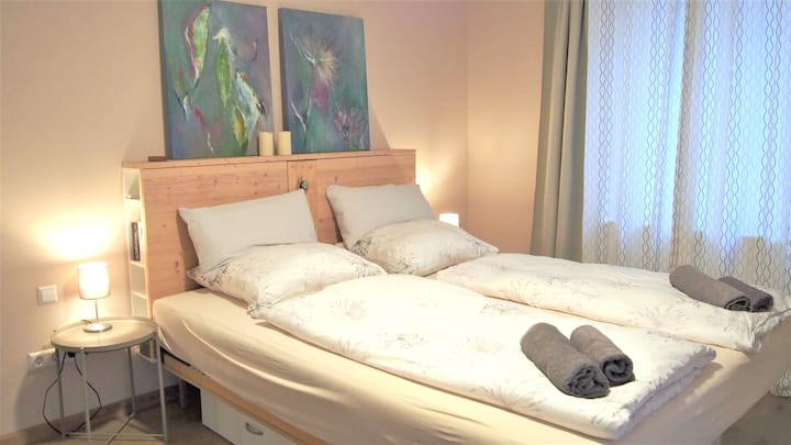 La cama matrimonial mide 180 cm de ancho y 220 cm de largo. Los edredones también son de más de largo. Hay una almohada grande y pequeña para todos.