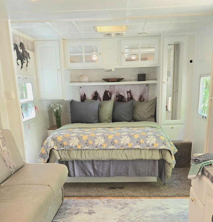 Hay un divisor corredizo de la habitación que se puede cerrar.