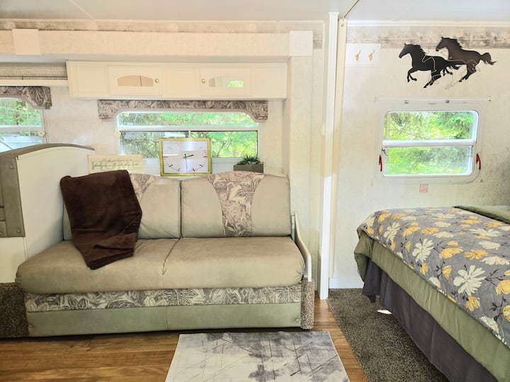 El sofá se convierte en una cama doble.
Ropa de cama adicional en el armario para ello.