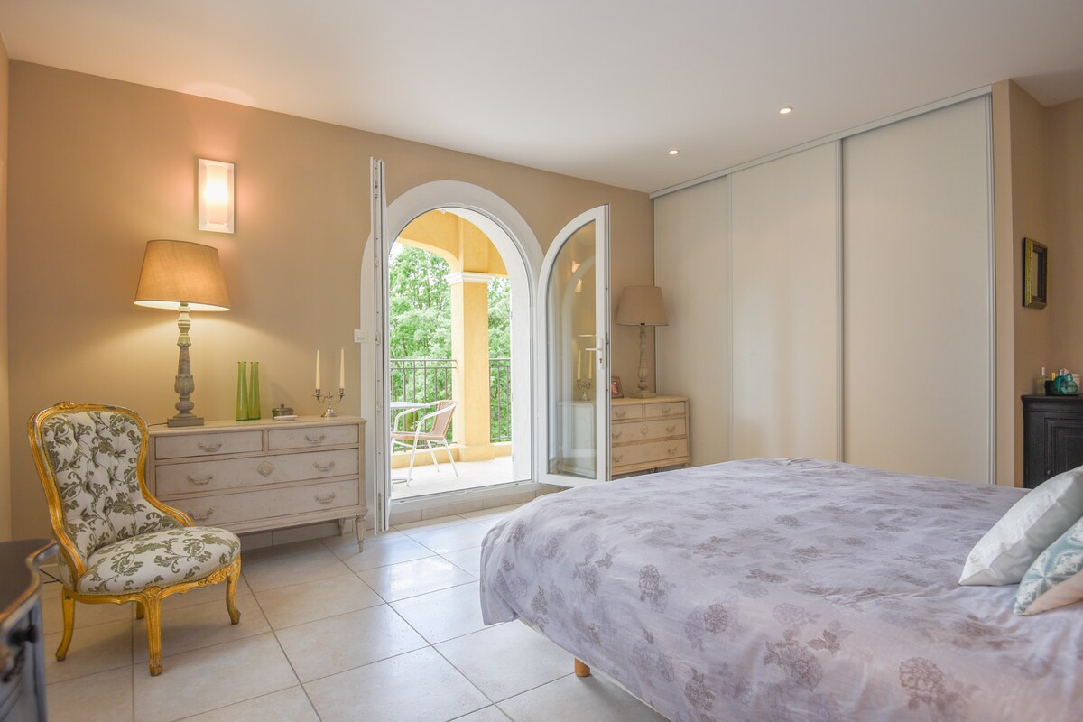 Habitación con una gran terraza balcón con vistas a la piscina 
Cama grande de 160x200 cm con ropa de cama 100%percales de algodón Linvosges de alta gama