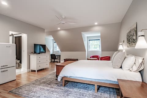 In-law apartment minutes to Portland + beaches