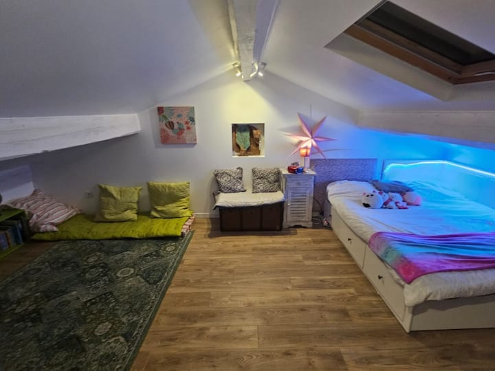dhomë gjumi në katin e 2-të me një krevat tek dhe një dyshek/ngrohje për një person.
