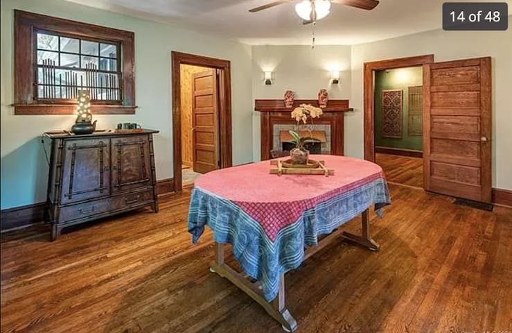 Large luxury 4 bedroom house walk to downtown gallery image 2