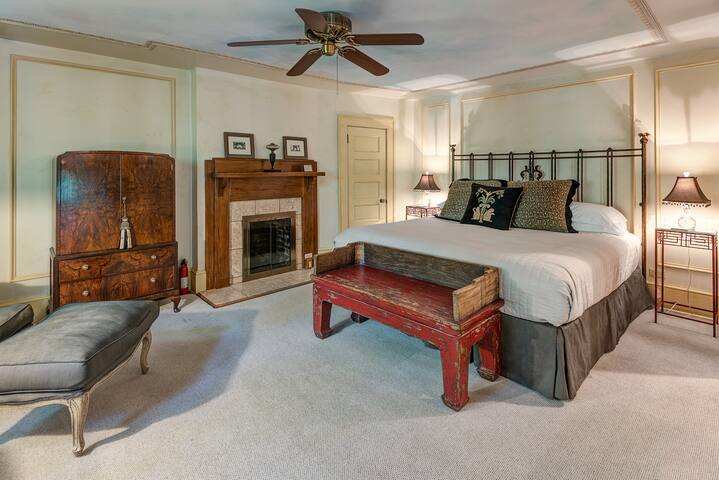 Large luxury 5 bedroom house walk to downtown gallery image 3