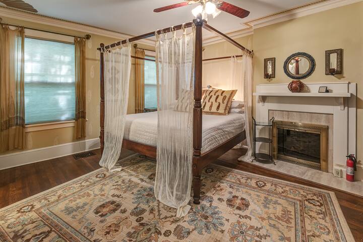 Large luxury 4 bedroom house walk to downtown gallery image 5