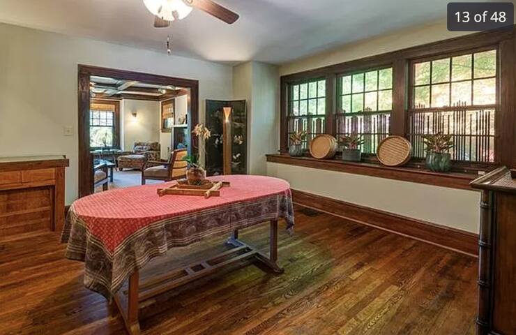 Large luxury 4 bedroom house walk to downtown gallery image 3