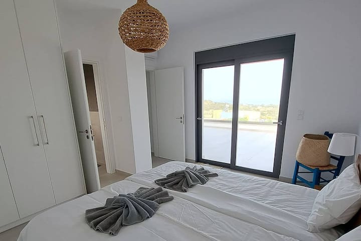 Трета спална соба, со приватна бања и тераса