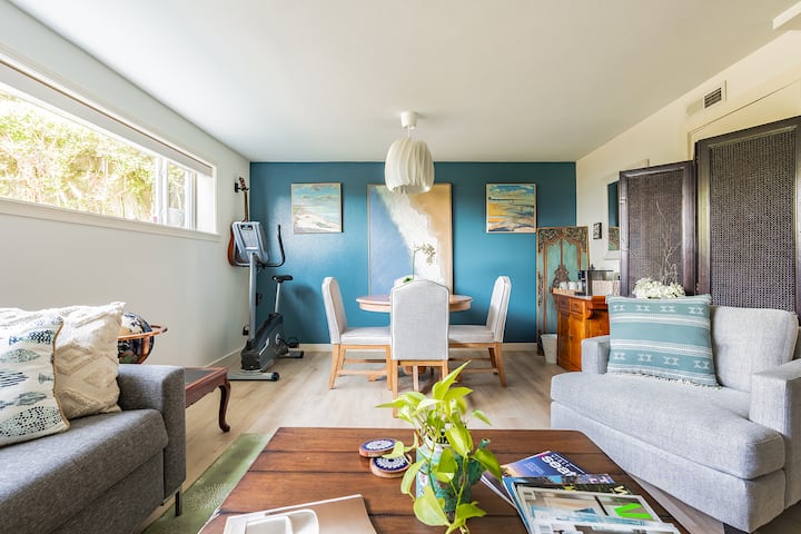 6人以上が十分に入る広々としたリビングルームで、明るい