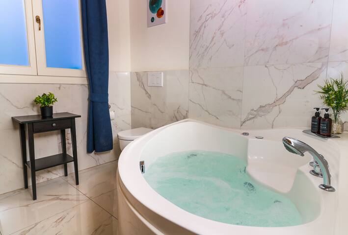 Florence Center Duomo Patio King-size beds Jacuzzi gallery image 4