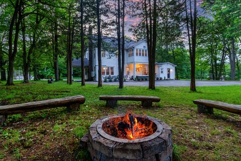 11 Acre Retreat-Hot Tub-Game Rm-Fire Pit-Sleeps 20