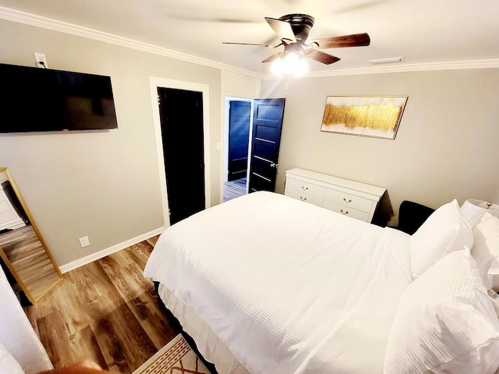 Bračni krevet (širine 150 – 179 cm), ogledalo i stolica.