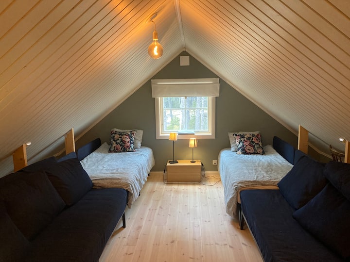 Koppla av rum med 4 sängsoffor (alla 90 cm breda) med bra madrasser. Normalt sett används bara de två bäddade sängarna, men vid behov kan även övriga två användas.