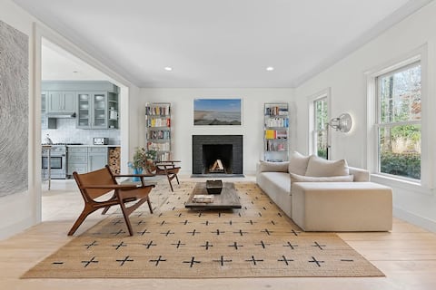 Top performing Airbnb: Luxe Hamptons Retreat: Pool, Outdoor Kitchen & Gym in Long Island