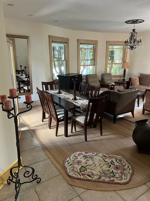 Stunning 4-Bedro, 2 Kitchen,3 Bath Home +5 Parking