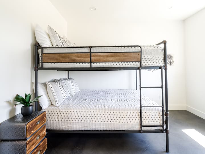 大人用クイーンサイズの二段ベッド 