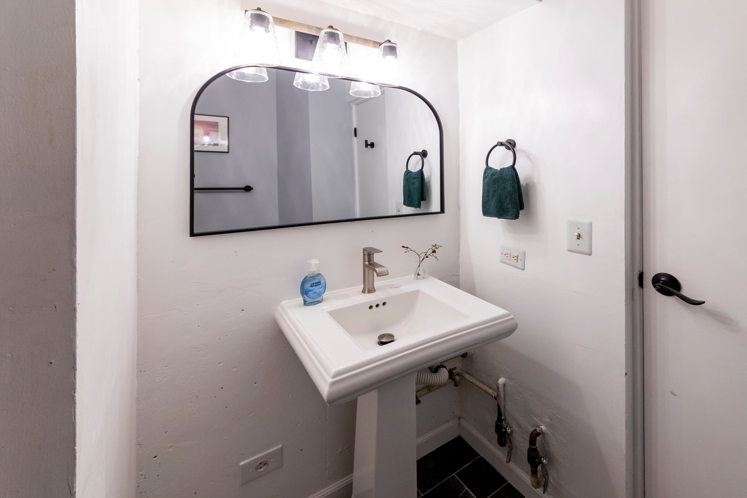 Condo in Honolulu · ★4.66 · 1 bedroom · 2 beds · 1 shared bath - Image 19