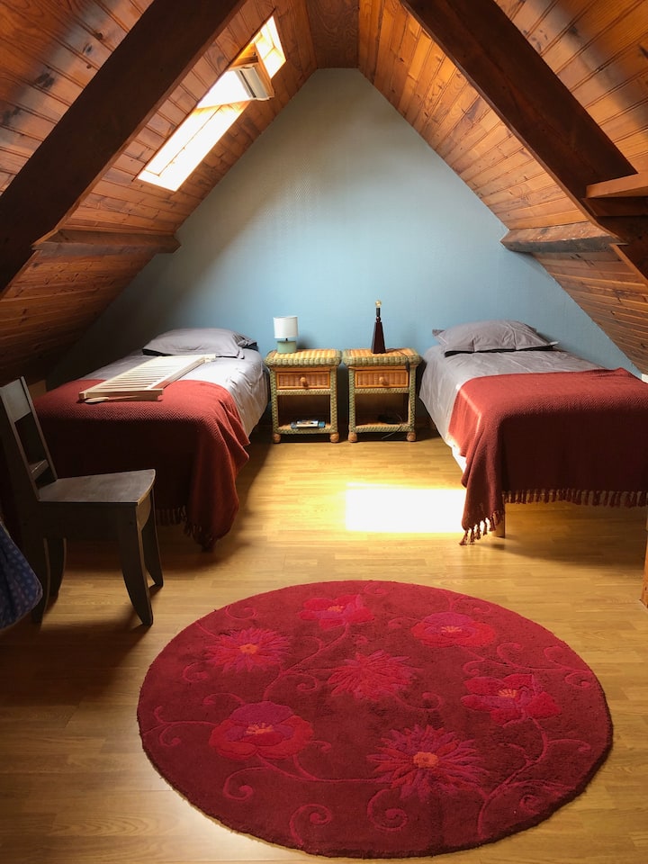 Au 2eme étage, chambre 2 avec ses 2 lits jumelables, ses jeux...