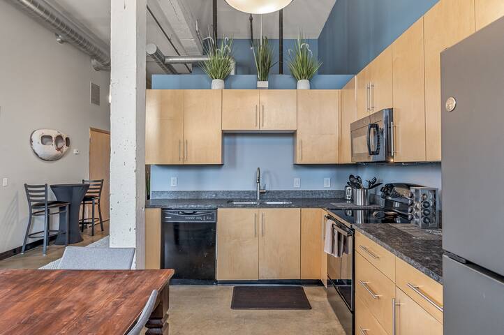 5BR Dinkytown Loft by UMN & Downtown Minneapolis gallery image 4