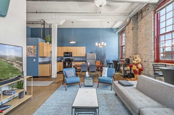 5BR Dinkytown Loft by UMN & Downtown Minneapolis gallery image 3