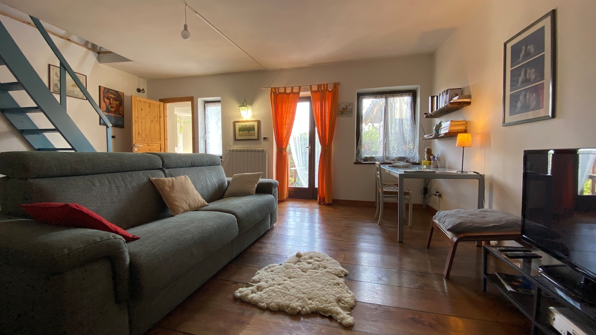 סלון עם טלוויזיה בלווין ואינטרנט אלחוטי