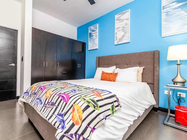 在这间舒适的卧室中享受宁静的夜晚，配备舒适的床和床上用品。 该房源旨在为您提供安心和舒适的体验，是您在一天活动后充电的理想之选。