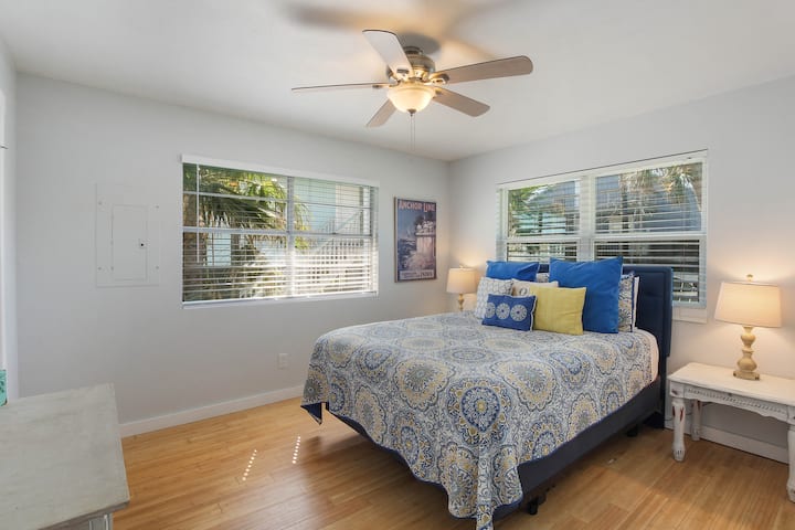 Მთავარი საძინებელი აღჭურვილია ახალი ლეიბით, პლაჟის დეკორითა და მაგიდის ლამპებით თქვენი ელექტრომოწყობილობების დასამუხტად. 