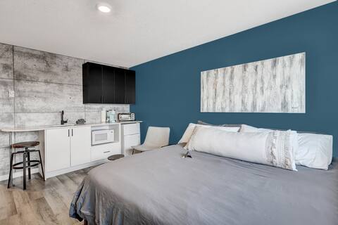 Modern King Executive with Kitchenette Urban Loft